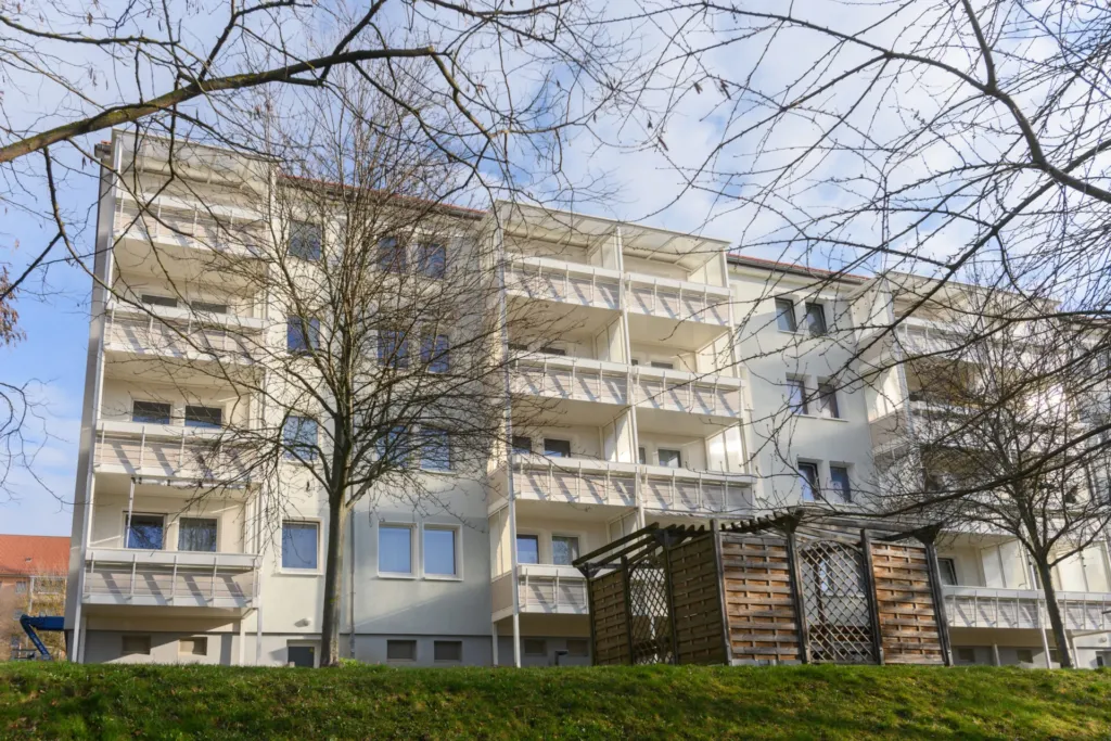 Mehrfamilienhaus der KOWO in der Cranachstraße/Menzelstraße mit Balkonen, im Rahmen der Fassadenreinigung fotografiert