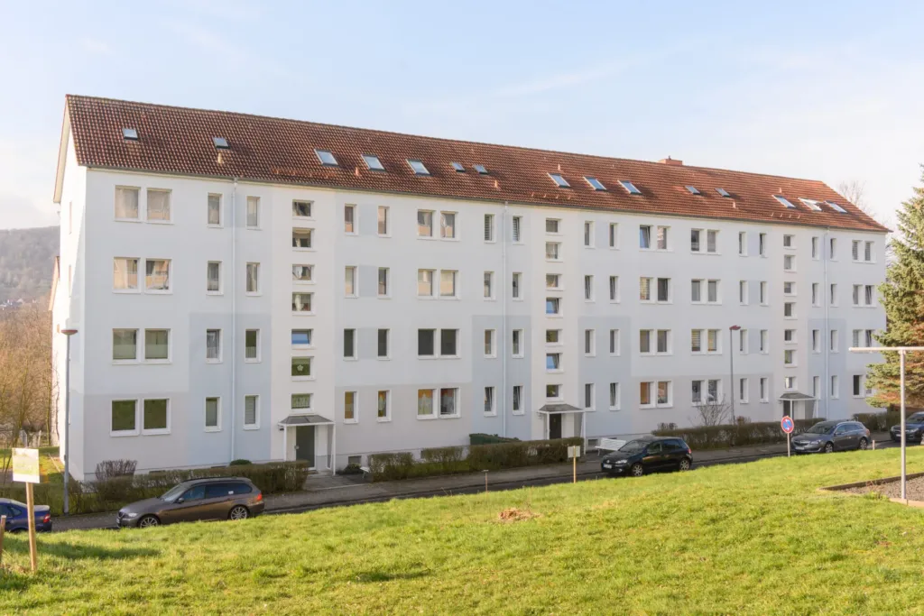 Mehrfamilienhaus der KOWO in der Menzelstraße/Cranachstraße vor der Fassadenreinigung, Heilbad Heiligenstadt