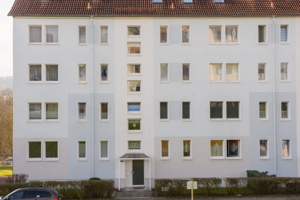 Mehrfamilienhaus der KOWO Obereichsfeld in der Menzelstraße/Cranachstraße vor der Fassadenreinigung