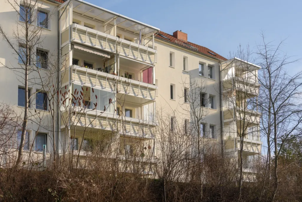 Wohngebäude mit Balkonen in der Menzelstraße/Cranachstraße vor der Fassadenreinigung, KOWO Obereichsfeld