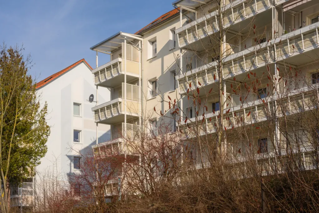 Wohngebäude mit Balkonen in der Menzelstraße/Cranachstraße im Obereichsfeld vor Fassadenreinigung