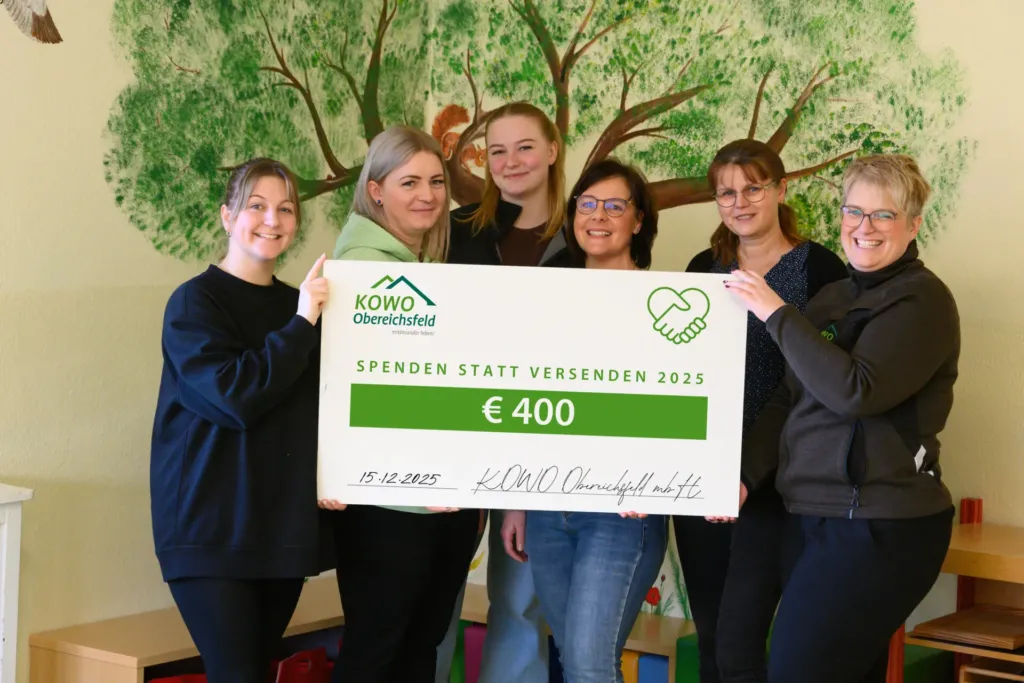 Sechs Mitarbeiterinnen der KOWO Obereichsfeld in Geisleden mit Spendenscheck über 400 Euro bei Spenden statt Versenden 2025