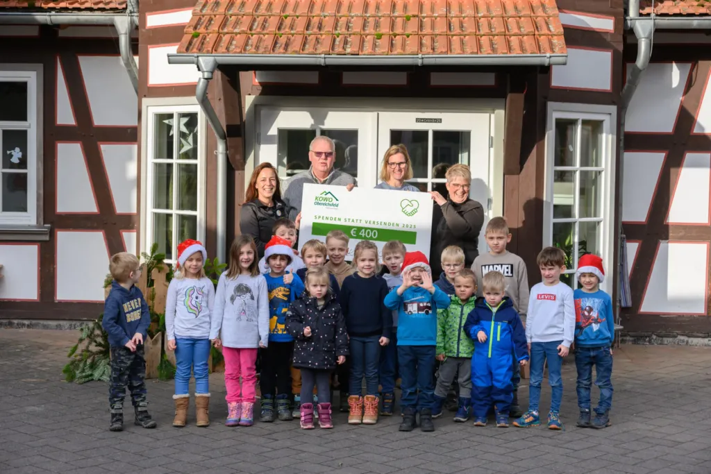 KOWO Obereichsfeld übergibt Spendenscheck über 400 Euro an Kindergartenkinder in Geismar im Rahmen von Spenden statt Versenden