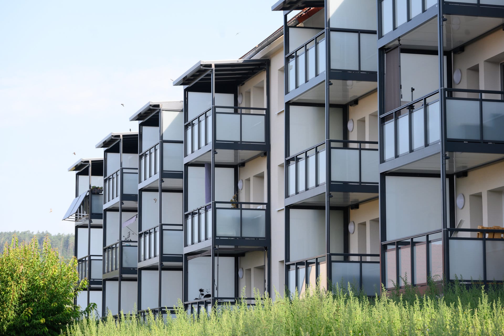 Modernes Mehrfamilienhaus mit Balkonen in Geismar, Bergstraße – KOWO Obereichsfeld Mietwohnungen