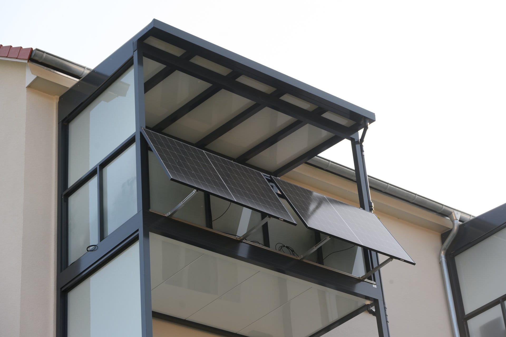 Balkon mit montierten Solarmodulen an einem Wohngebäude in Geismar, Bergstraße