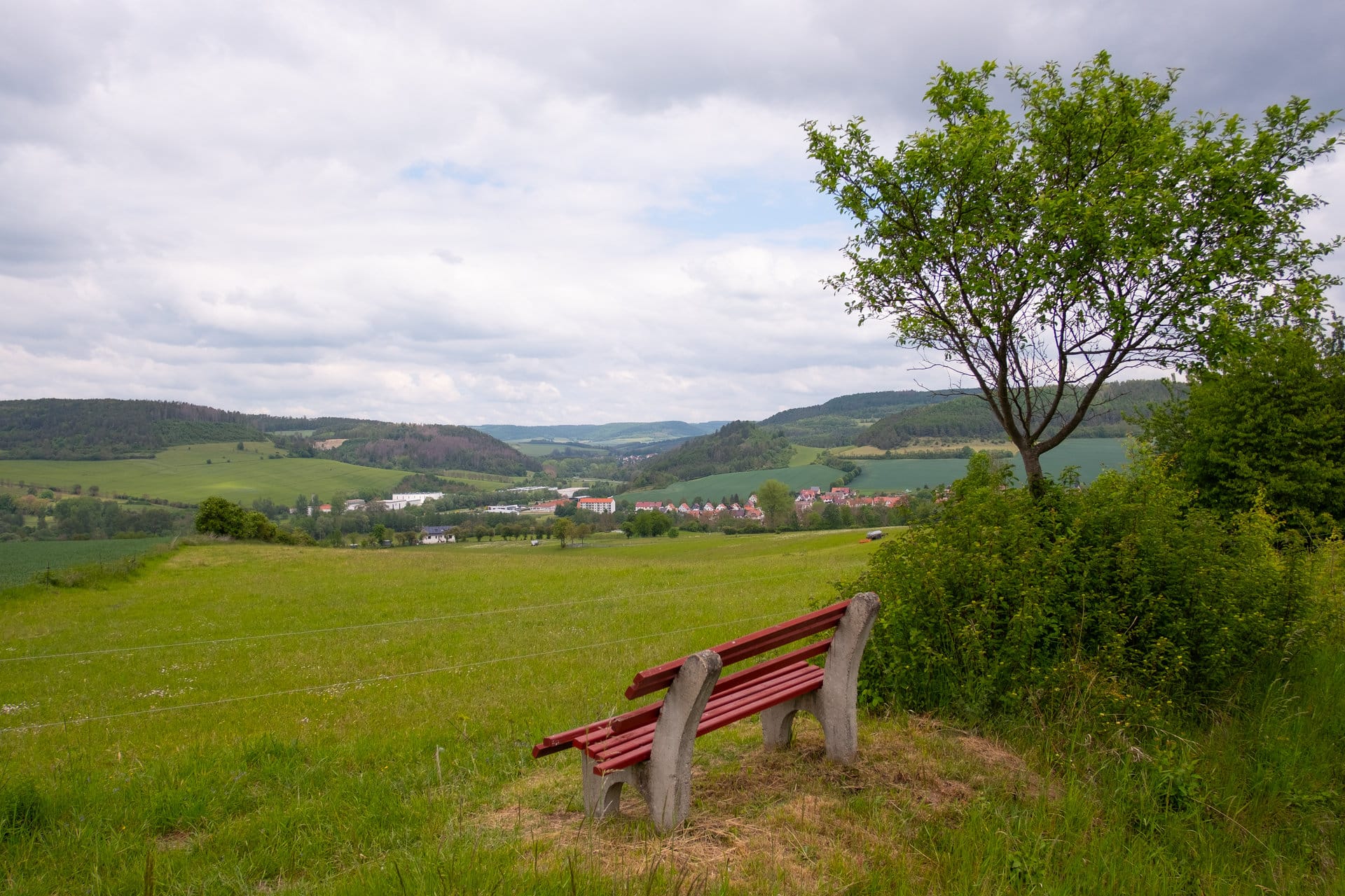 Panoramablick über die Landschaft rund um Geismar im Eichsfeld mit Ortschaft im Hintergrund
