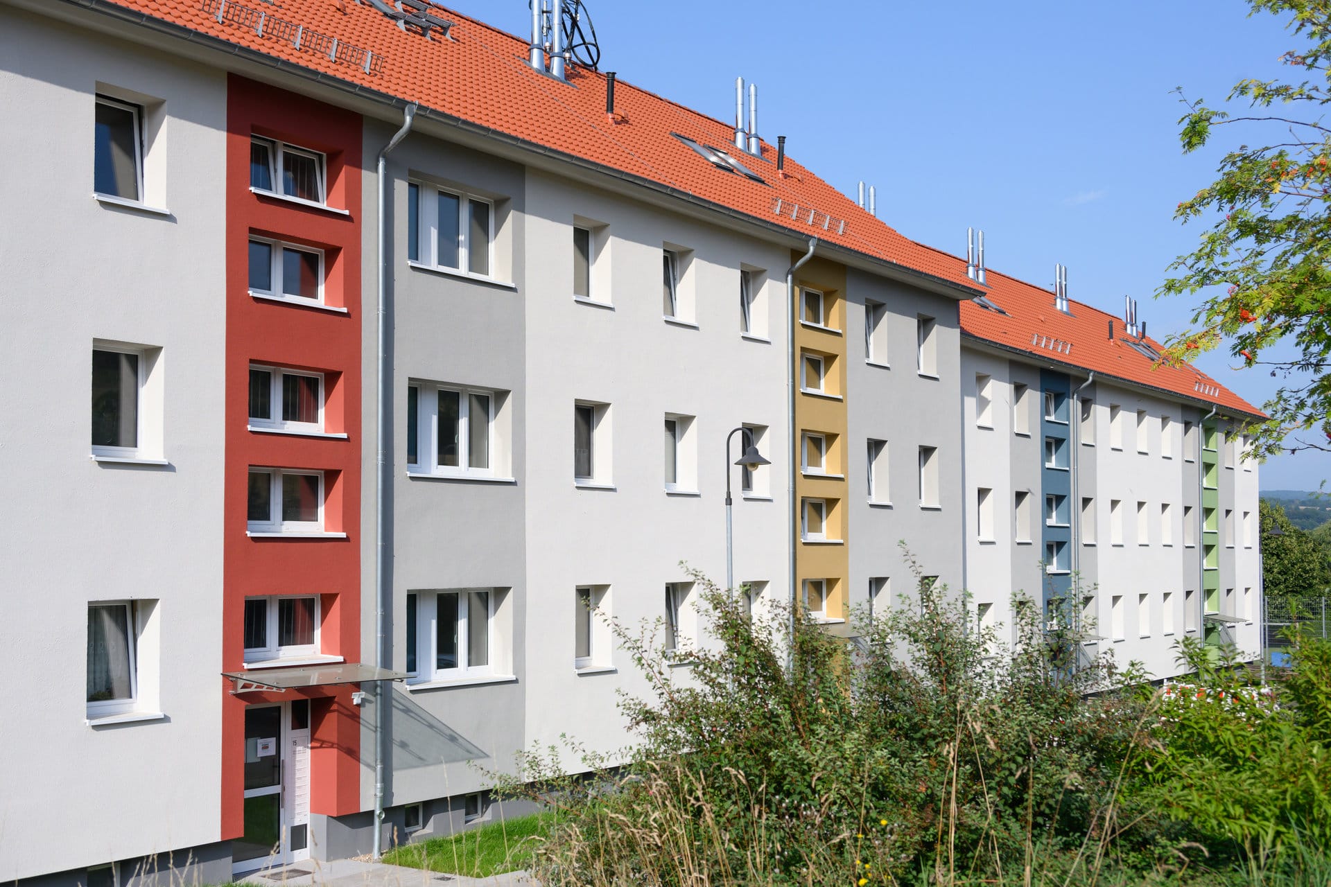 Mehrfamilienhaus der KOWO in Geismar, Bergstraße – gepflegte Wohnanlage mit mehreren Etagen
