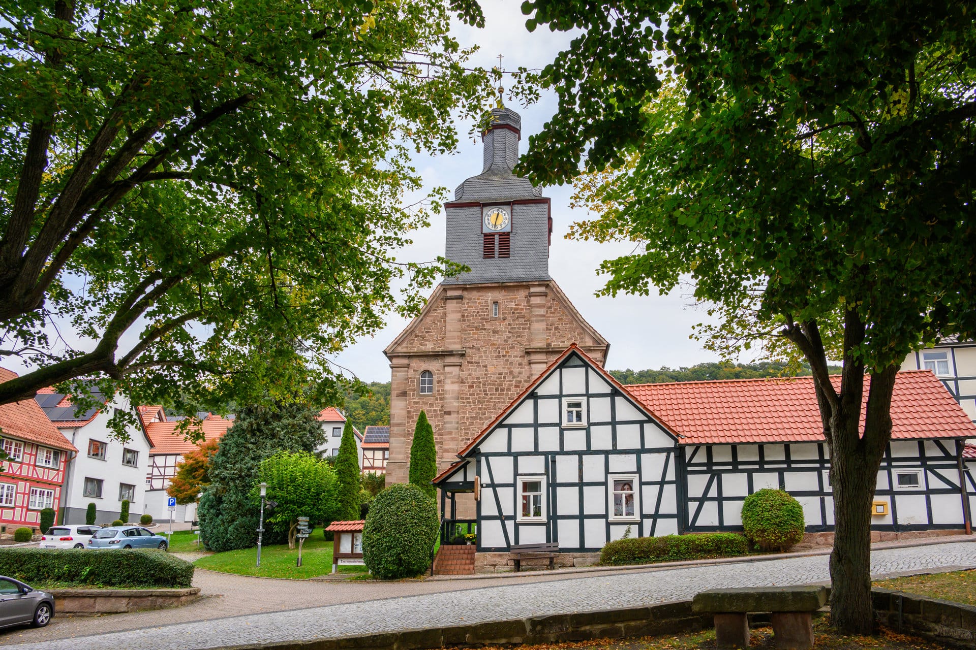 Historische Dorfkirche und Fachwerkhaus im Ortskern von Wüstheuterode im Eichsfeld
