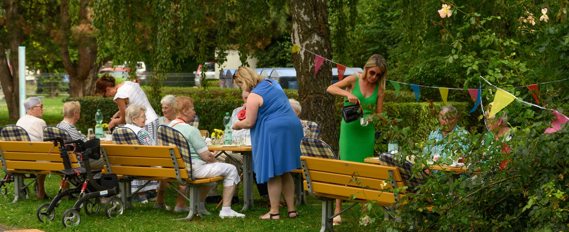 Bewohnerinnen und Bewohner feiern ein Sommerfest im Freien in Heilbad Heiligenstadt, Eichsfeld.