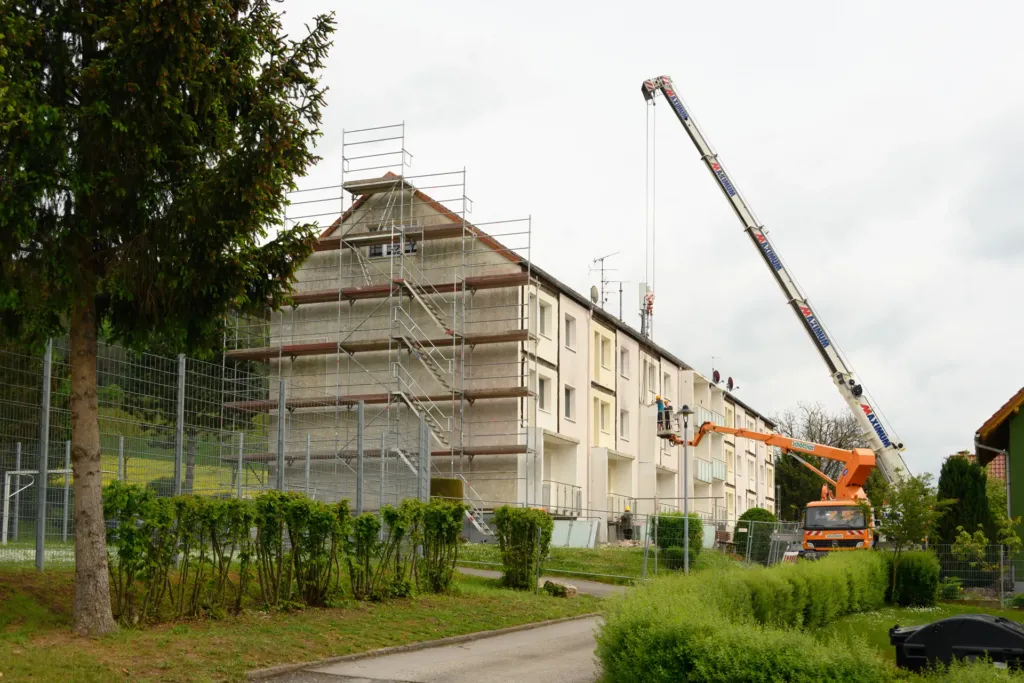 Sanierung eines Wohngebäudes in der Bergstraße Geismar mit Gerüst und Autokran während der Fassadenarbeiten