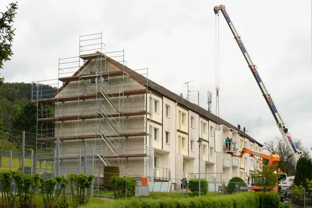 Sanierung eines Mehrfamilienhauses in der Bergstraße Geismar mit Gerüst und Autokran während der Fassadenarbeiten