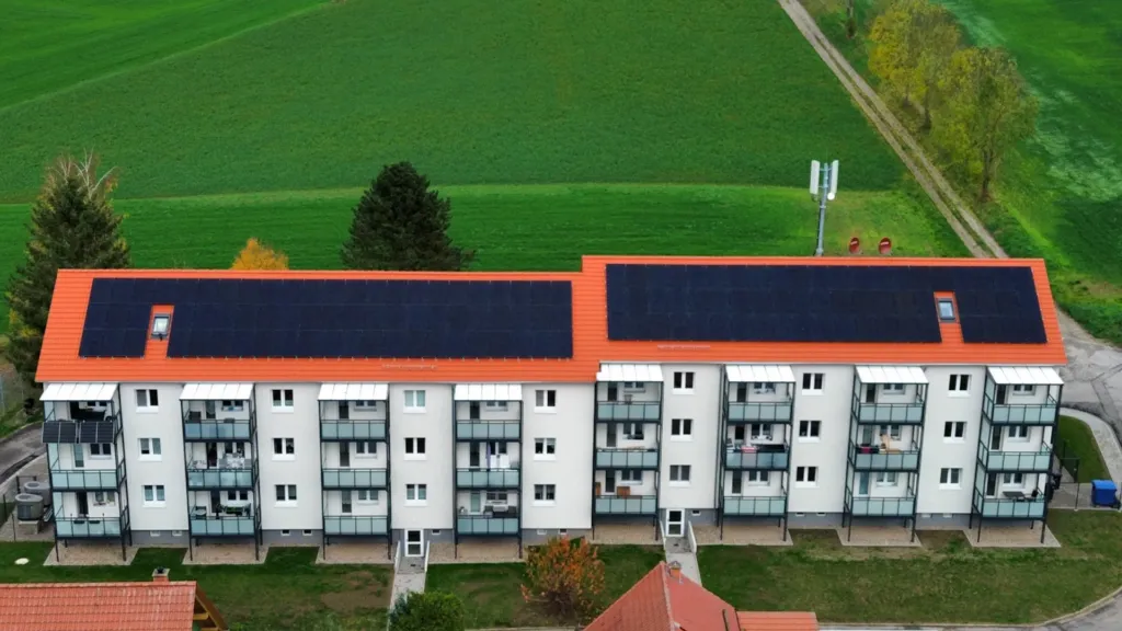 Sanierte Wohnanlage mit Solaranlage auf dem Dach in der Bergstraße in Geismar, KOWO Obereichsfeld