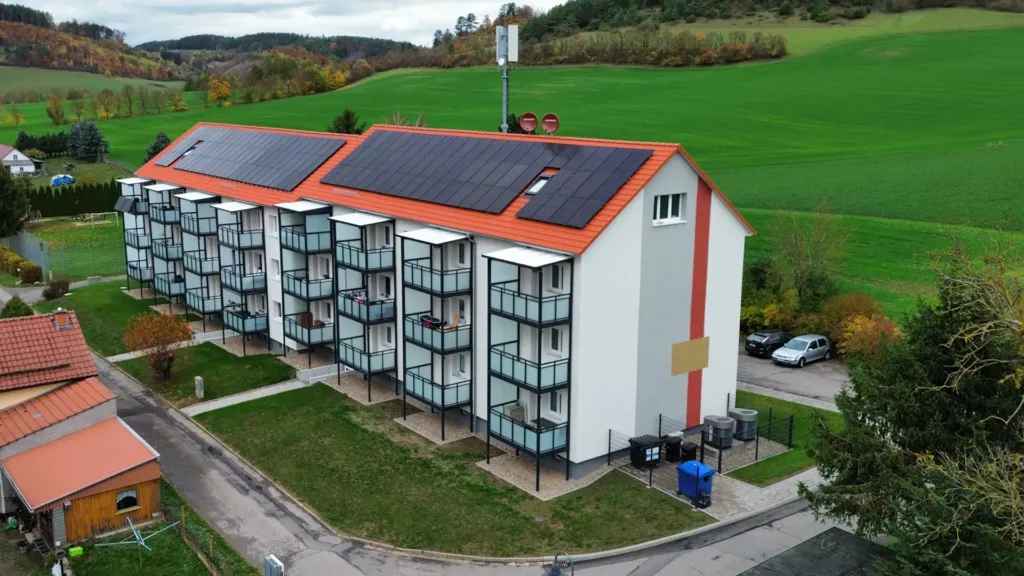 Sanierte Wohnanlage mit Balkonen und Solaranlage auf dem Dach in der Bergstraße, Geismar
