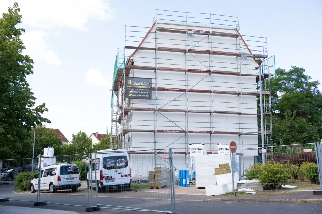 Eingerüstetes Wohngebäude auf den Liethen während der Sanierung durch die KOWO Obereichsfeld