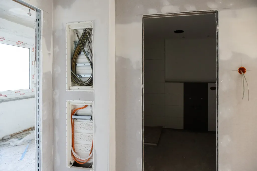 Elektroinstallation und Rohbau-Türöffnung bei der Sanierung auf den Liethen, KOWO-Neubauprojekt für Familienwohnungen