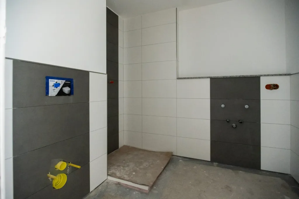 Rohbau eines Badezimmers während der Sanierung auf den Liethen, Vorwandinstallation für Sanitäranlagen sichtbar.