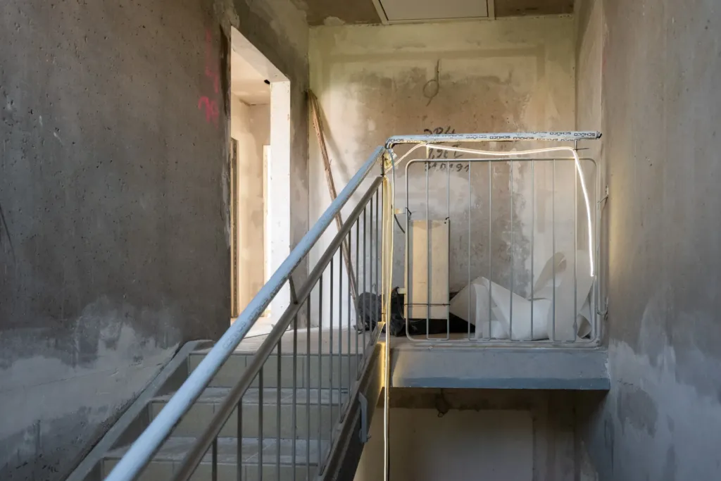 Rohbau-Treppenhaus während der Sanierung auf den Liethen, KOWO Obereichsfeld schafft neue Familienwohnungen.