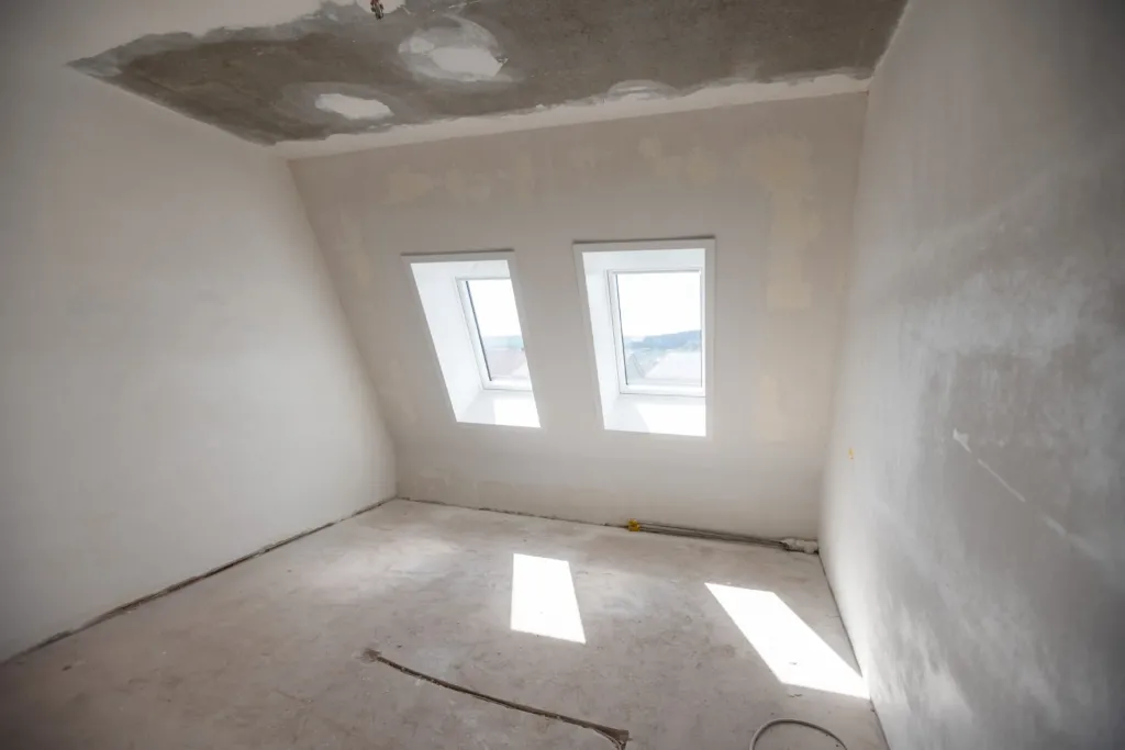 Rohbauzimmer mit Dachfenstern während der Sanierung auf den Liethen, KOWO Obereichsfeld