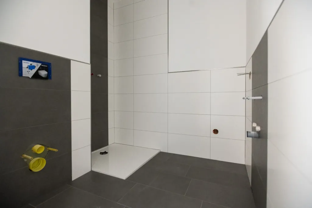 Rohbau-Badezimmer mit Duschbereich im Sanierungsprojekt Liethen der KOWO Obereichsfeld