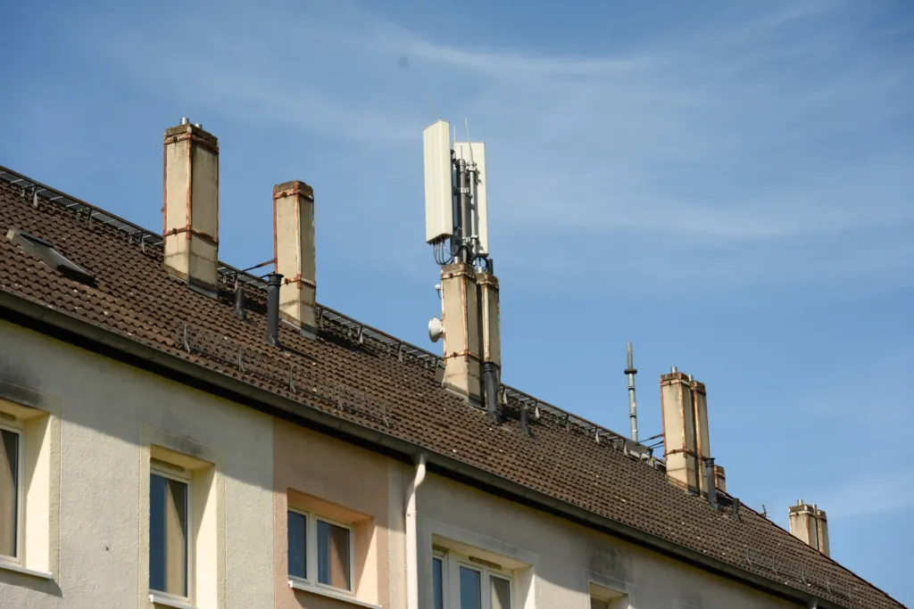 Dachansicht mit Schornsteinen und Mobilfunkantenne, Wohngebäude Bergstraße in Geismar