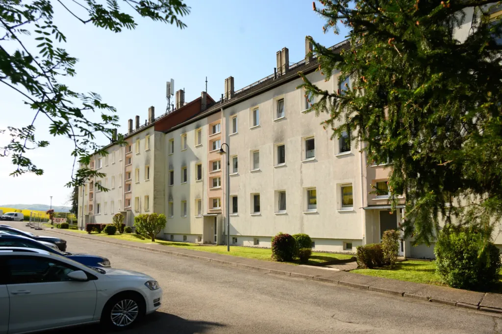 Mehrfamilienhaus der KOWO in der Bergstraße in Geismar mit gepflegter Außenanlage