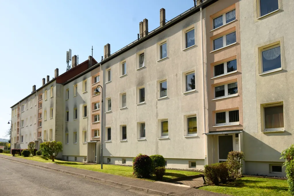 Mehrfamilienhäuser der KOWO in der Bergstraße in Geismar vor der geplanten Fassadensanierung