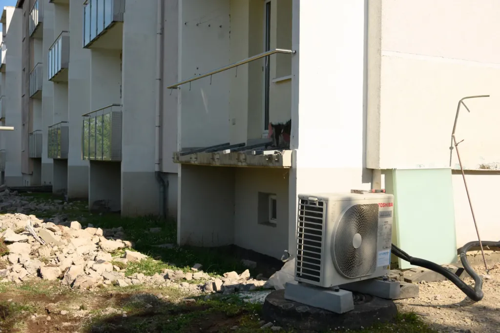 Sanierung eines Wohngebäudes in der Bergstraße in Geismar mit neuer Außenklimaanlage und Bauschutt im Vordergrund