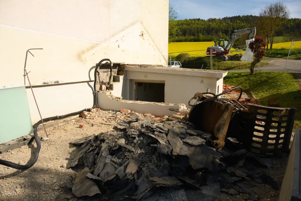 Sanierungsarbeiten an der Bergstraße 11 in Geismar mit freigelegter Fassade und Bauschutt