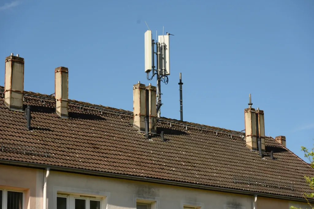 Dachansicht mit Schornsteinen und Mobilfunkantenne am Wohngebäude Bergstraße 13 in Geismar