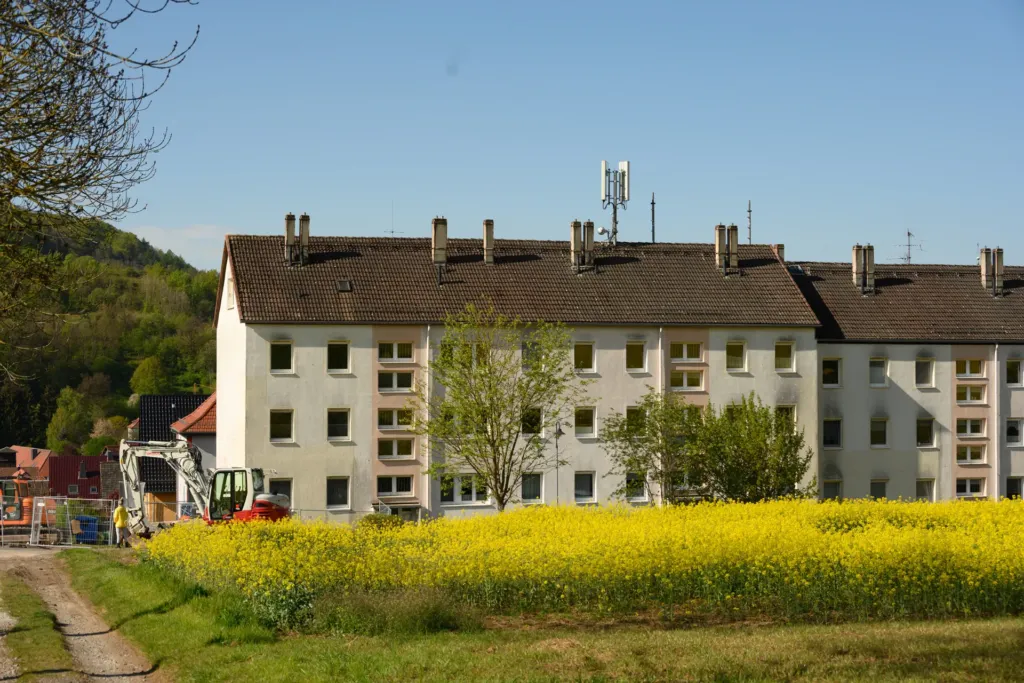 Wohnanlage Bergstraße 16 in Geismar mit Baustelle für Sanierungsarbeiten im Vordergrund