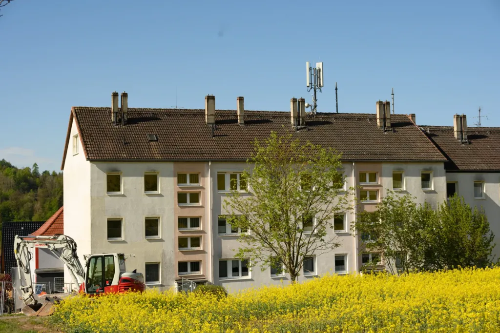 Mehrfamilienhaus in der Bergstraße in Geismar mit Bagger vor der Fassade während laufender Sanierungsarbeiten