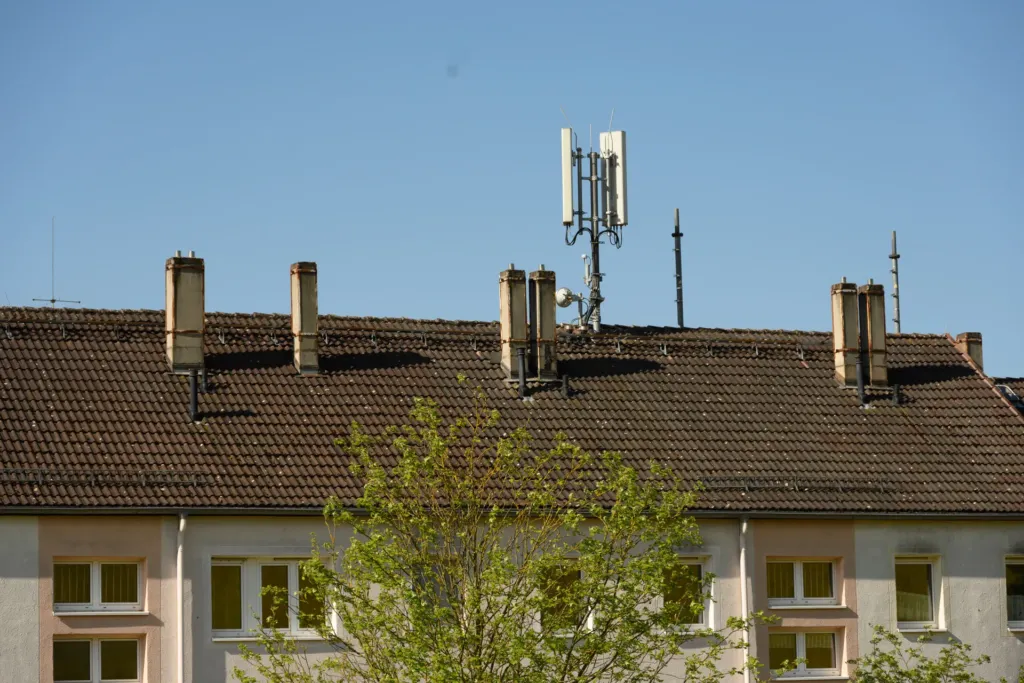 Wohngebäude mit Satteldach und Schornsteinen in der Bergstraße 19 in Geismar, KOWO-Wohnanlage vor Sanierung