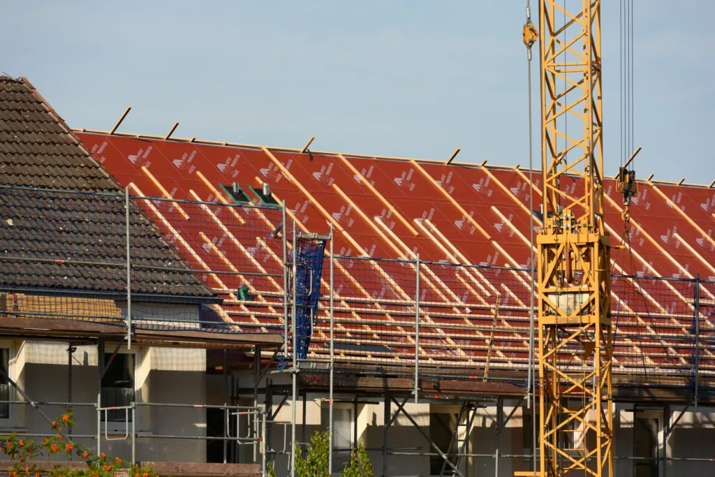 Sanierung Dachstuhl mit Baukran an Wohngebäude in der Bergstraße Geismar, Obereichsfeld