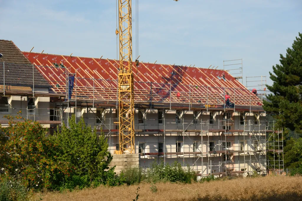 Baustelle mit Kran und eingerüstetem Dachstuhl während Sanierung Bergstraße 15 in Geismar