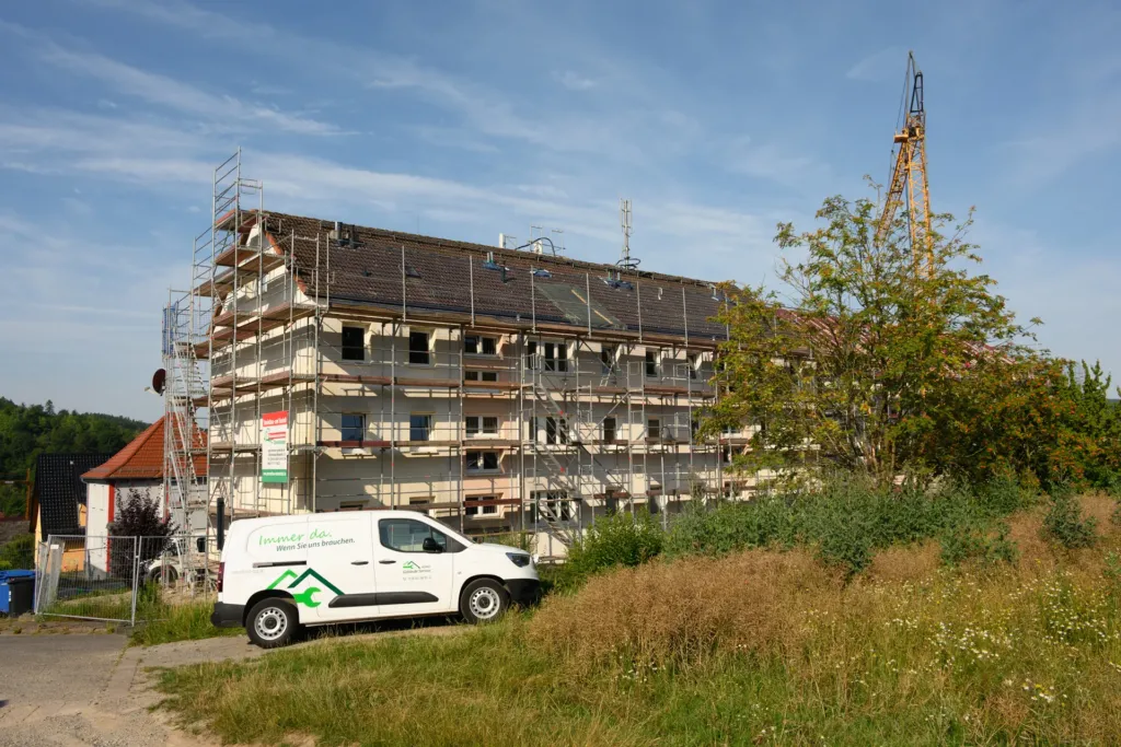 Sanierung eines Wohngebäudes in der Bergstraße in Geismar mit Gerüst und Baufahrzeug der KOWO