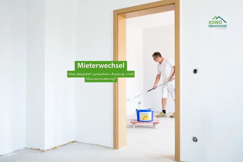 Handwerker streicht Wände einer Wohnung der KOWO Obereichsfeld beim Mieterwechsel im Obereichsfeld
