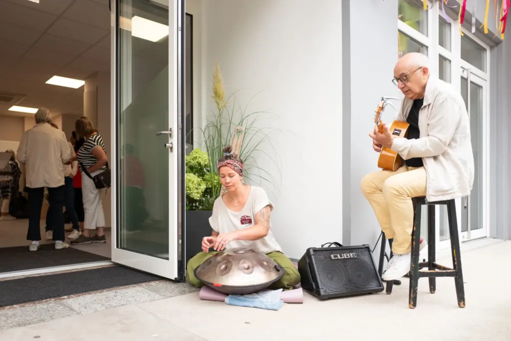 Musikalische Darbietung bei der ko-ra-le Eröffnung in der Wilhelmstraße 26 mit Handpan und Gitarre