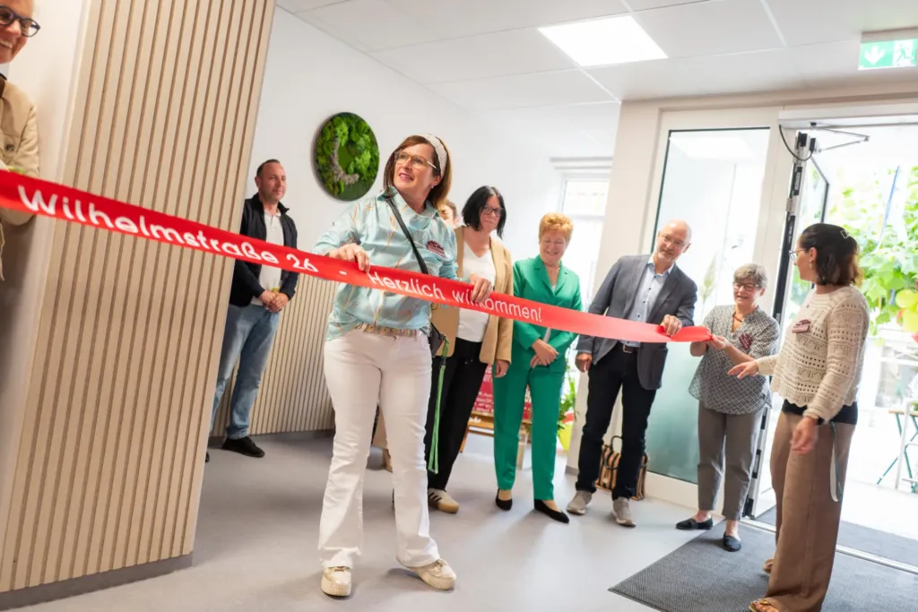 Bandeinweihung von ko-ra-le in der Wilhelmstraße 26 mit Gästen und Durchtrennen des roten Bandes