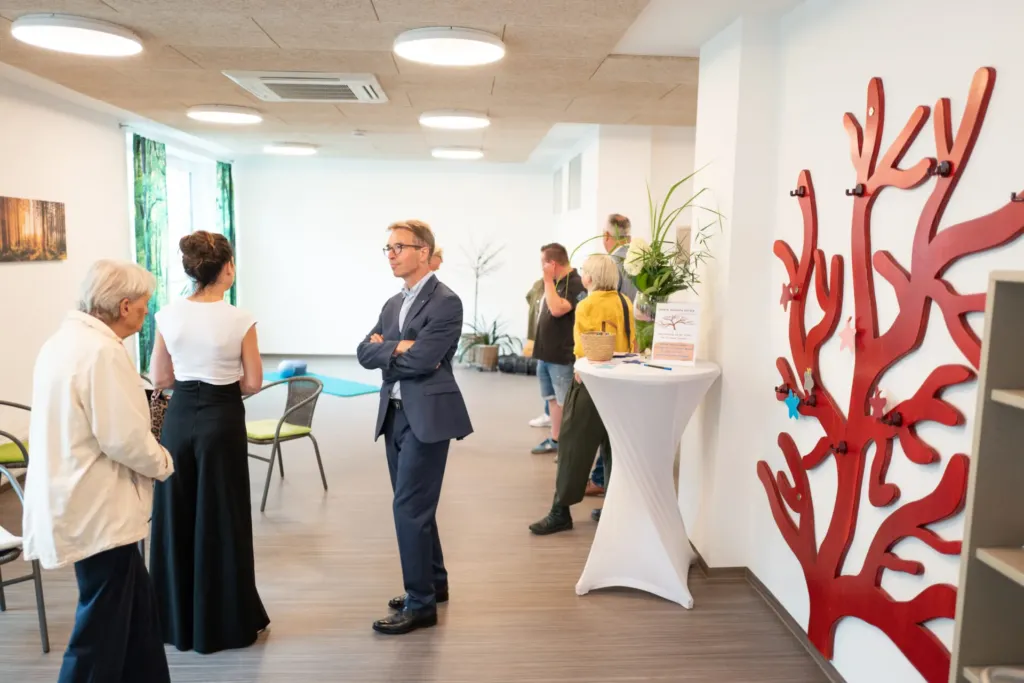 Besucher im Gespräch bei der Eröffnung der neuen ko-ra-le Räume in der Wilhelmstraße 26