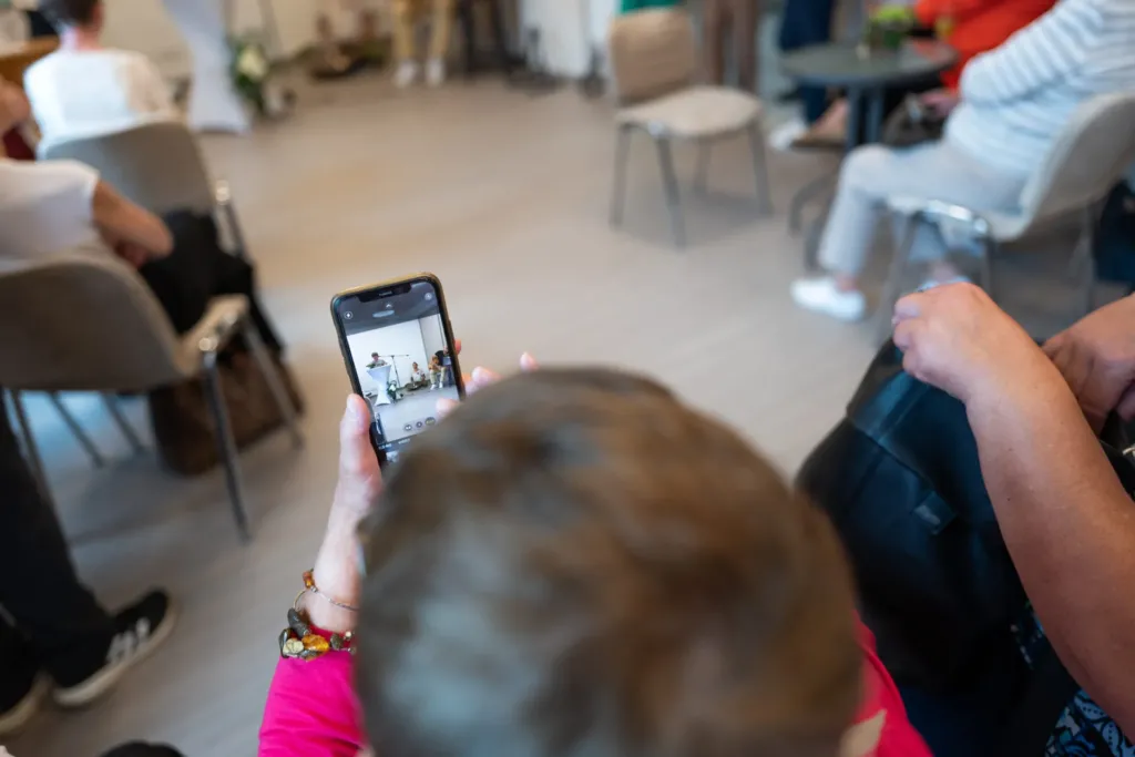 Besucher fotografiert mit Smartphone die Eröffnung von ko-ra-le in der Wilhelmstraße 26 in Heilbad Heiligenstadt