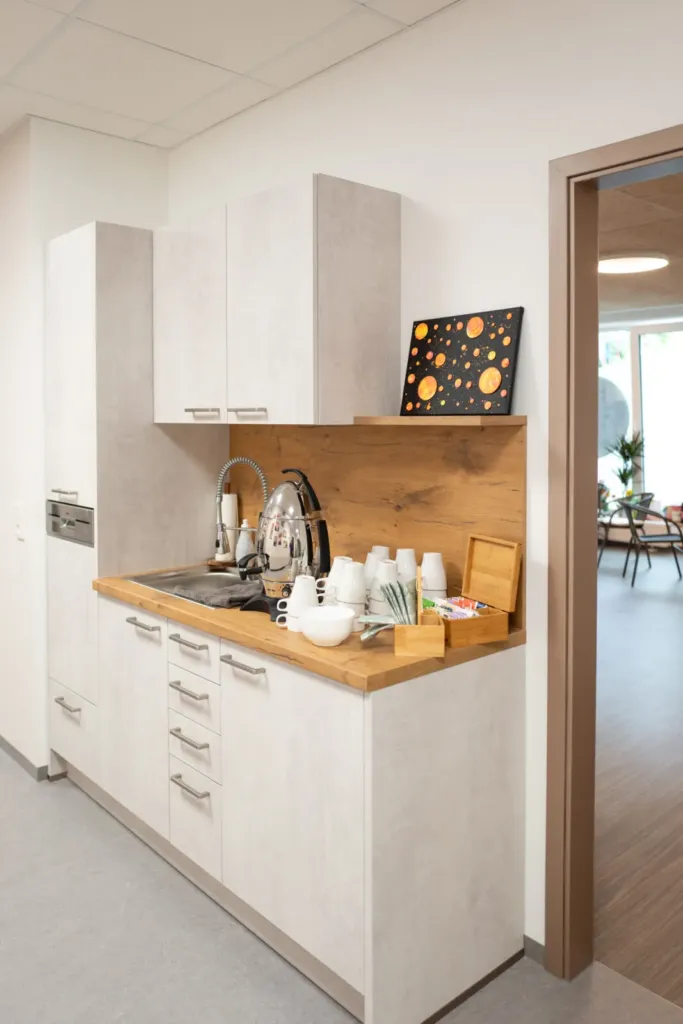 Kleine Teeküche mit Kaffeemaschine und Tassen in den neuen ko-ra-le Räumen, Wilhelmstraße 26