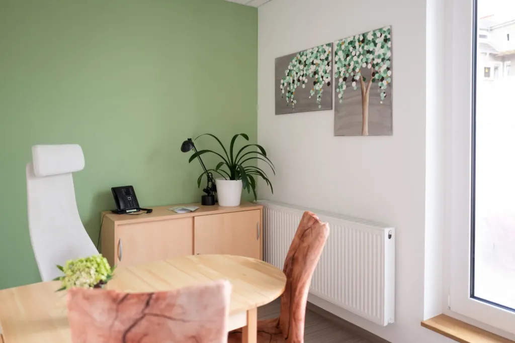 Neu gestalteter Empfangsbereich der ko-ra-le in der Wilhelmstraße 26 mit Sitzecke und Wandbildern