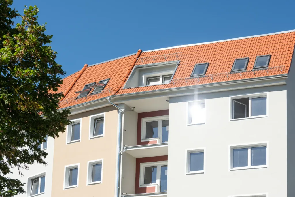 Sanierter Wohnblock der KOWO Obereichsfeld mit Dachgauben und Dachflächenfenstern auf den Liethen in Heilbad Heiligenstadt