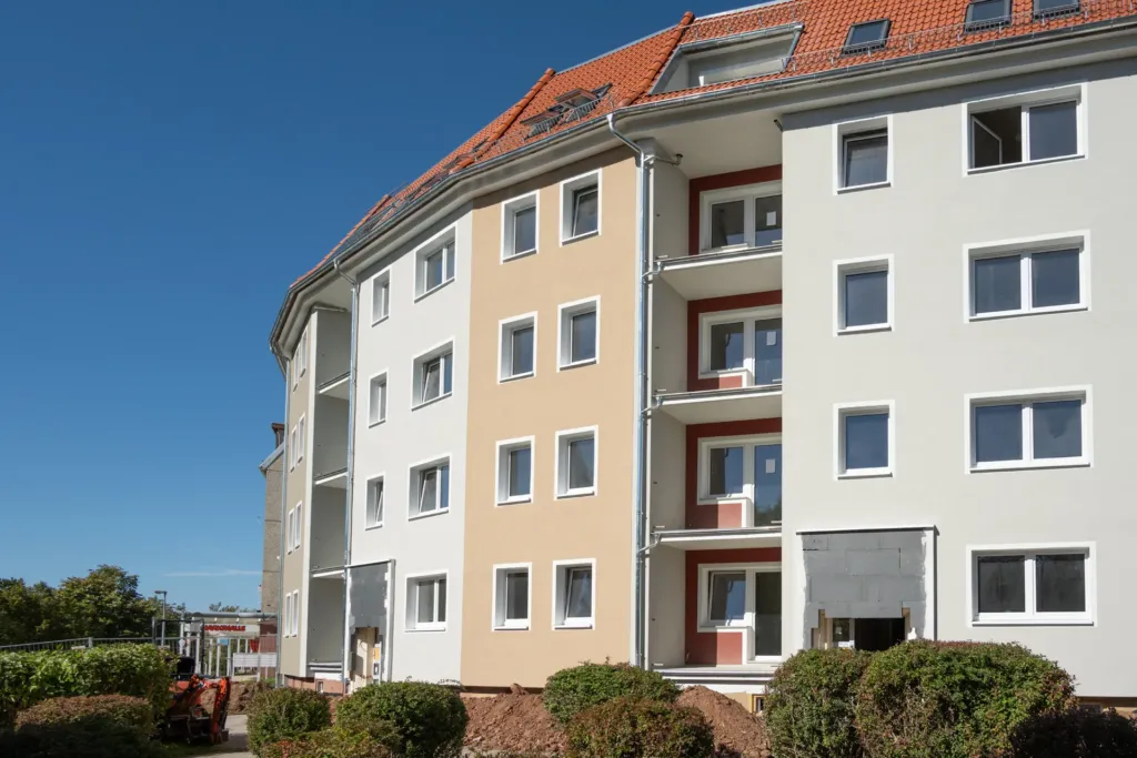 Sanierter Mehrfamilienhaus-Neubau mit Balkonen und neuen Fenstern auf den Liethen in Heilbad Heiligenstadt