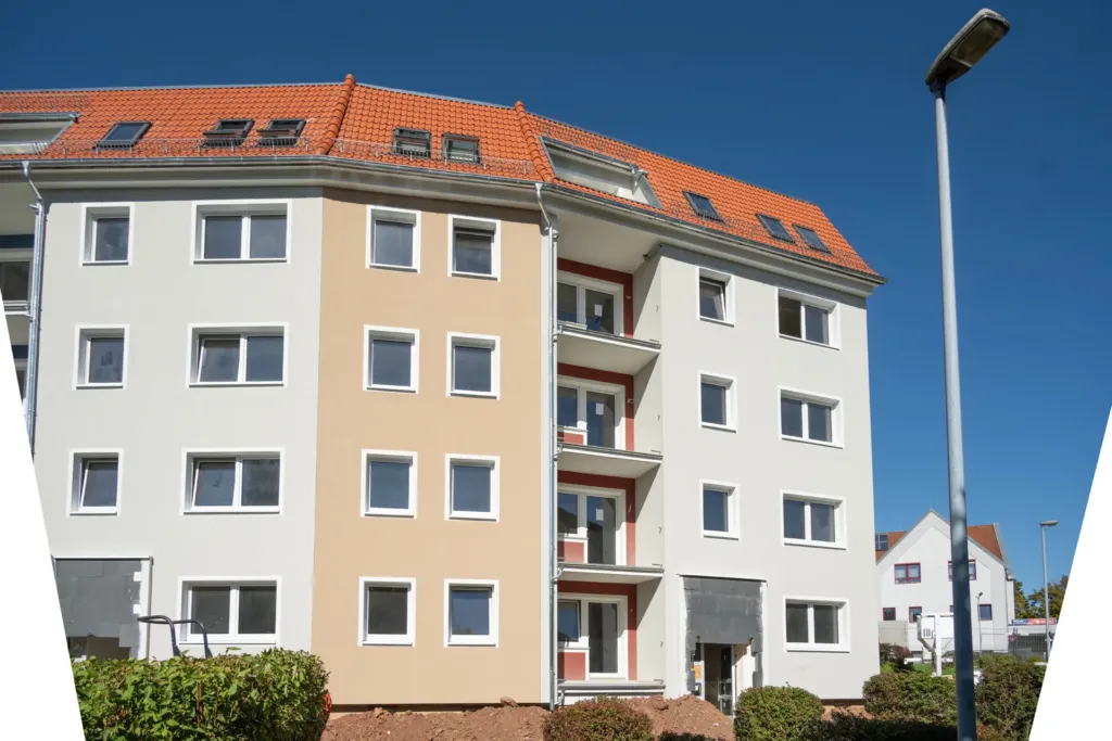 Sanierter Mehrfamilienwohnblock der KOWO mit Balkonen und Dachgauben auf den Liethen in Heilbad Heiligenstadt