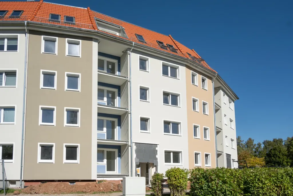 Sanierter Wohnblock mit Balkonen und neuer Fassade der KOWO Obereichsfeld auf den Liethen in Heilbad Heiligenstadt