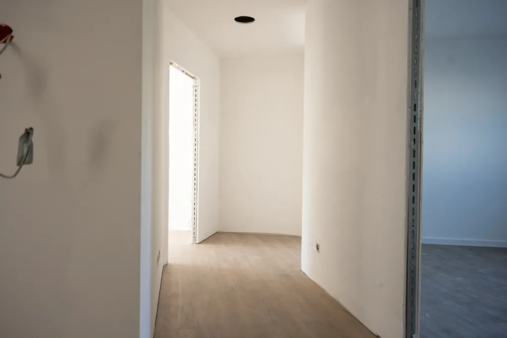 Flur im Rohbau einer neuen Familienwohnung auf den Liethen in Heilbad Heiligenstadt mit Türöffnungen und Vinylboden