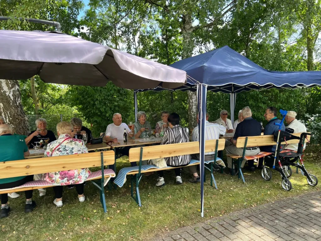 Geselliges Beisammensein von Senioren im Garten bei einem Sommerfest der KOWO Obereichsfeld im Eichsfeld.