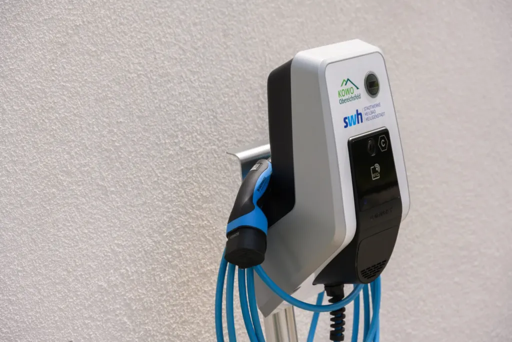 Ladestation für Elektrofahrzeuge der KOWO Obereichsfeld und SWH Heilbad Heiligenstadt an einer Hauswand