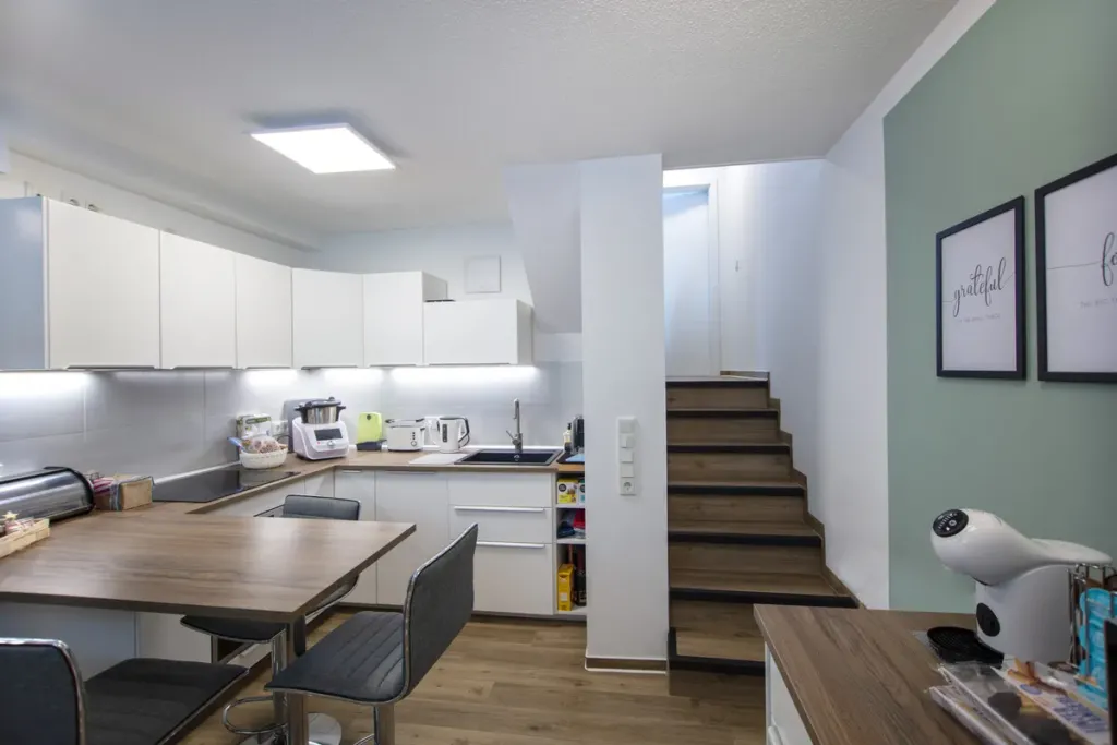 Modernisierte Einbauküche mit Treppenaufgang in sanierter Wohnung, Wilhelmstraße 26, Heilbad Heiligenstadt